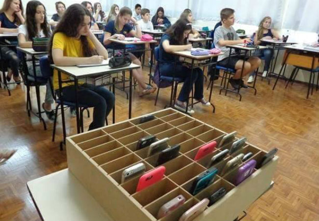 En la Anexa, alumnos dejan el celular en una caja para evitar distracciones