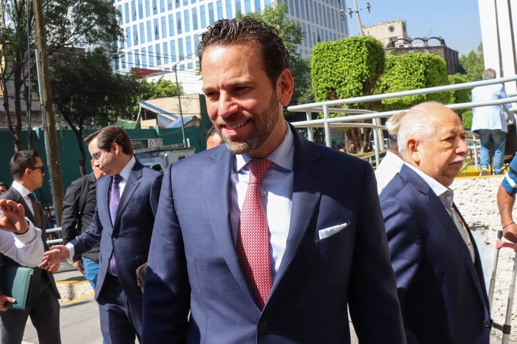 Loret es demandado por hermano de AMLO