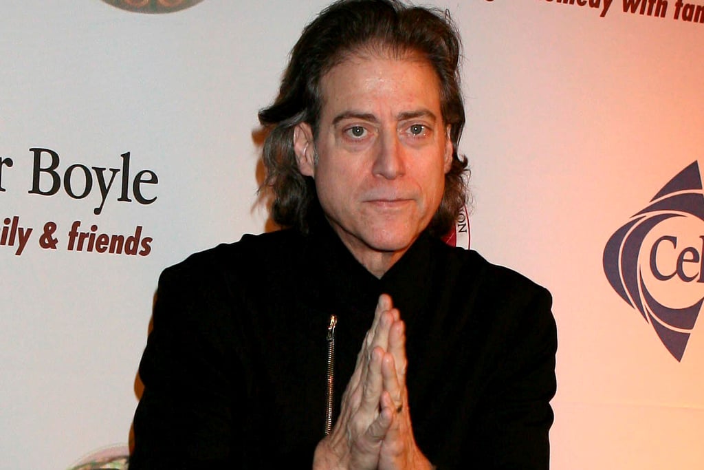 Fotografía de archivo fechada el 10 de noviembre de 2007 que muestra al actor estadounidense Richard Lewis a su llegada para un evento benéfico en Los Ángeles (Estados Unidos). El cómico estadounidense Richard Lewis, quien participó en la exitosa comedia 'Curb Your Enthusiasm' (HBO) durante los últimos años, falleció a los 76 años tras ser diagnosticado de párkinson en 2023, informó este miércoles la prensa especializada en Hollywood. EFE/Adam Davis