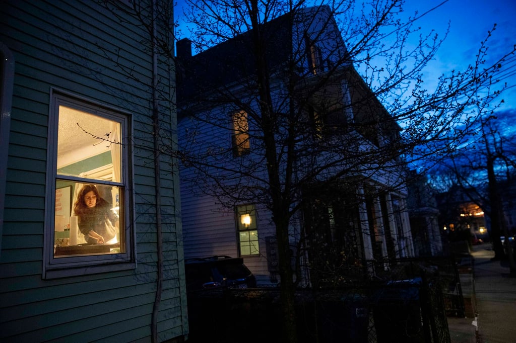 Las autoridades sanitarias estadounidenses redujeron este viernes de cinco días a uno su recomendación de aislamiento. (AP)