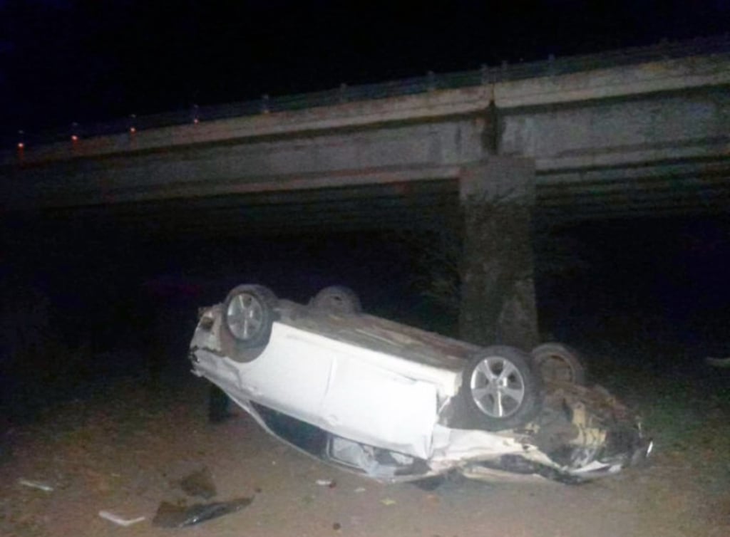 Accidente. Dos jovencitas terminaron volcadas debajo de un puente en Francisco I. Madero, en el municipio de Pánuco de Coronado.