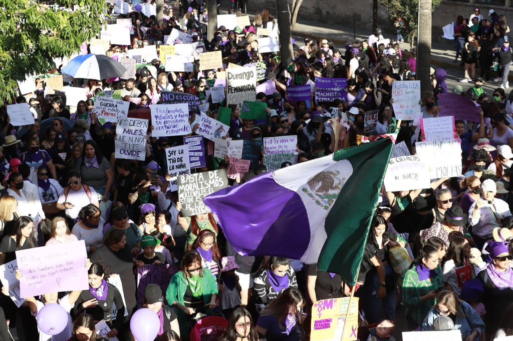 8M. Acuden a la marcha niñas y mujeres de todas las edades.