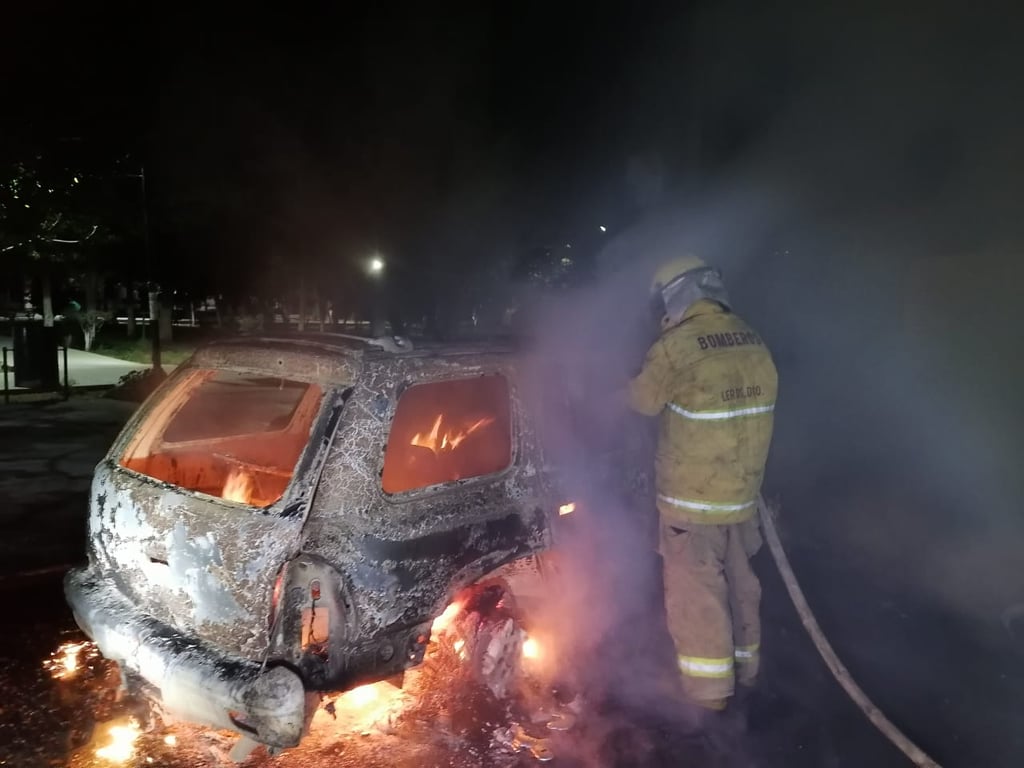 Fuego consume camioneta en el ejido Juan E. García de Lerdo