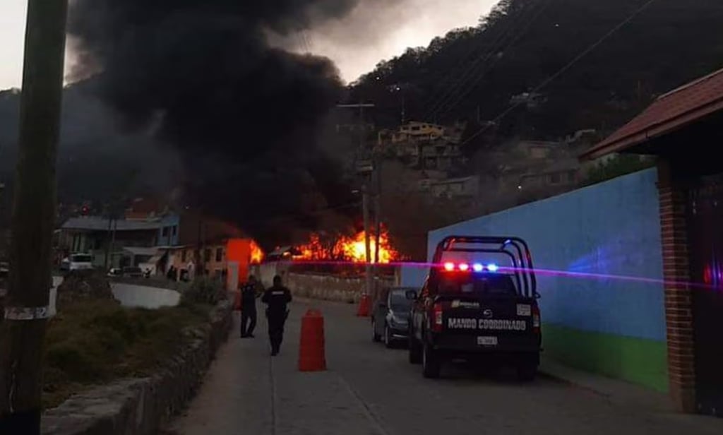 Explosión en casa habitación por almacenamiento de huachicol sacude el centro de Hidalgo