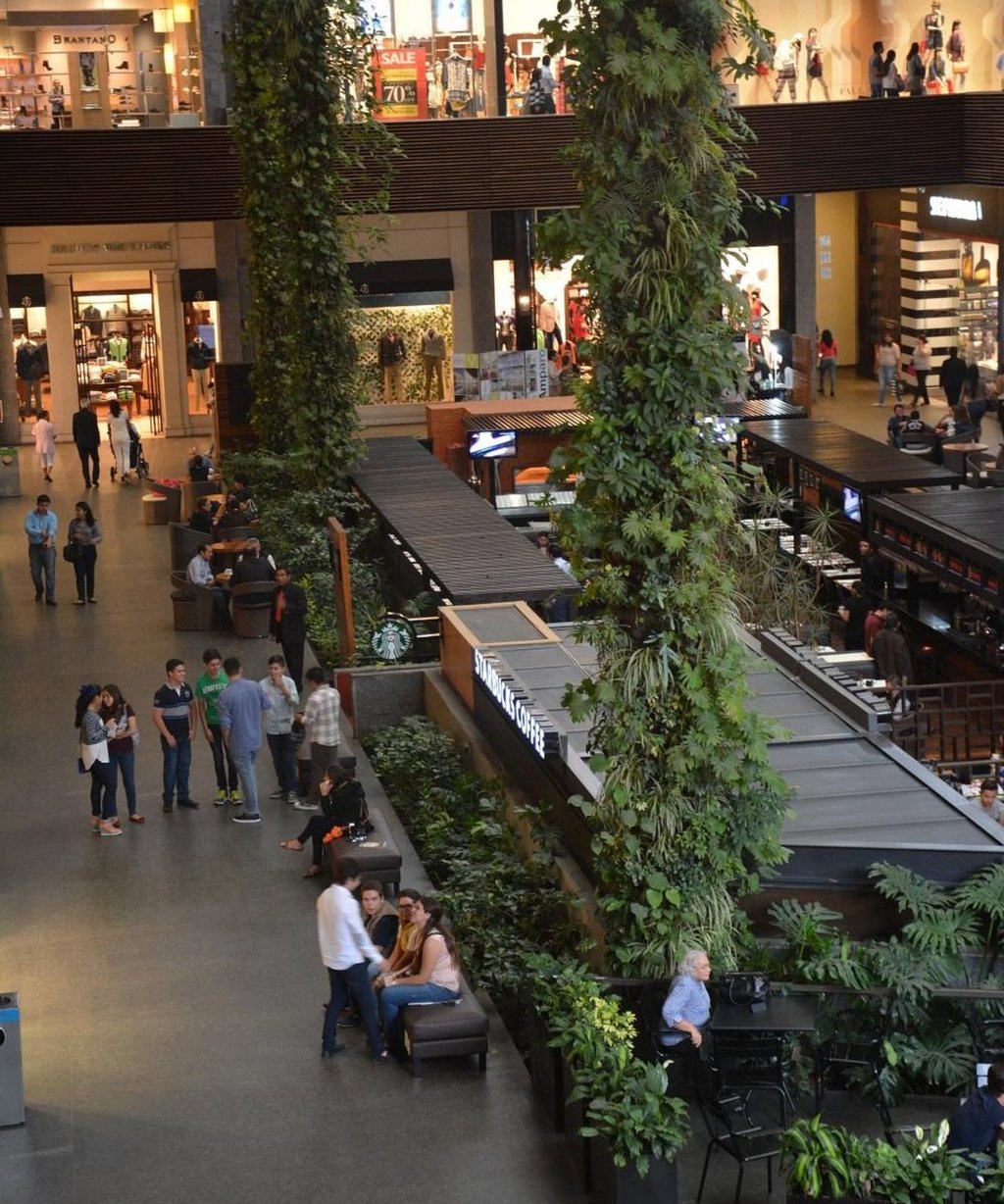 Mitikah. Hollister, Armani o Puma son algunas de las marcas que alberga esta plaza. Angelópolis. Psycho Bunny, Tommy Hilfiger, la firma francesa Sandro además de la marca deportiva Lululemon y la firma de lujo Hugo Boss son algunas de las tiendas de ropa que encontrarás aquí.