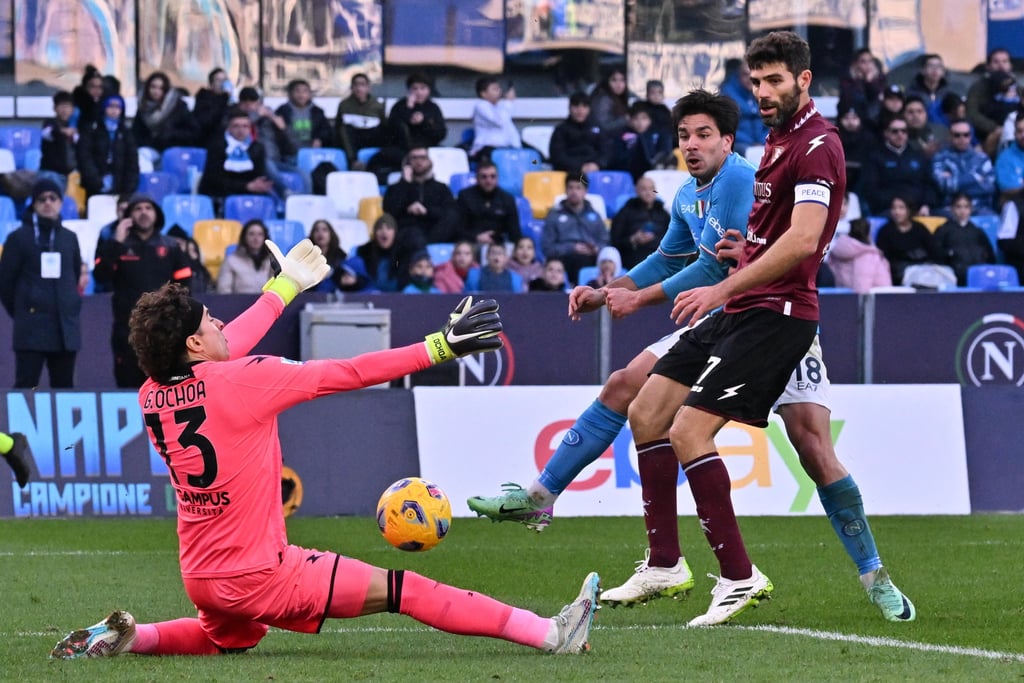 Memo Ochoa, primer portero mexicano en recibir mil goles