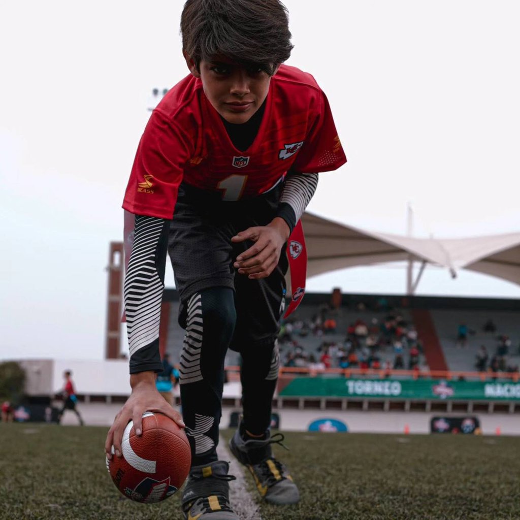 Tochito. El flag football es una modalidad reducida del fútbol americano, pero sin contacto, en la que para detener al rival hay que quitarle una de las cintas o banderas que trae a los costados de la cadera.