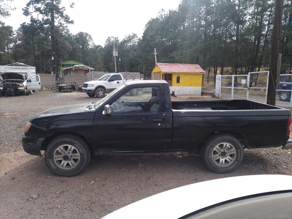 Encuentran camioneta con reporte de robo en carretera Durango-Mazatlán