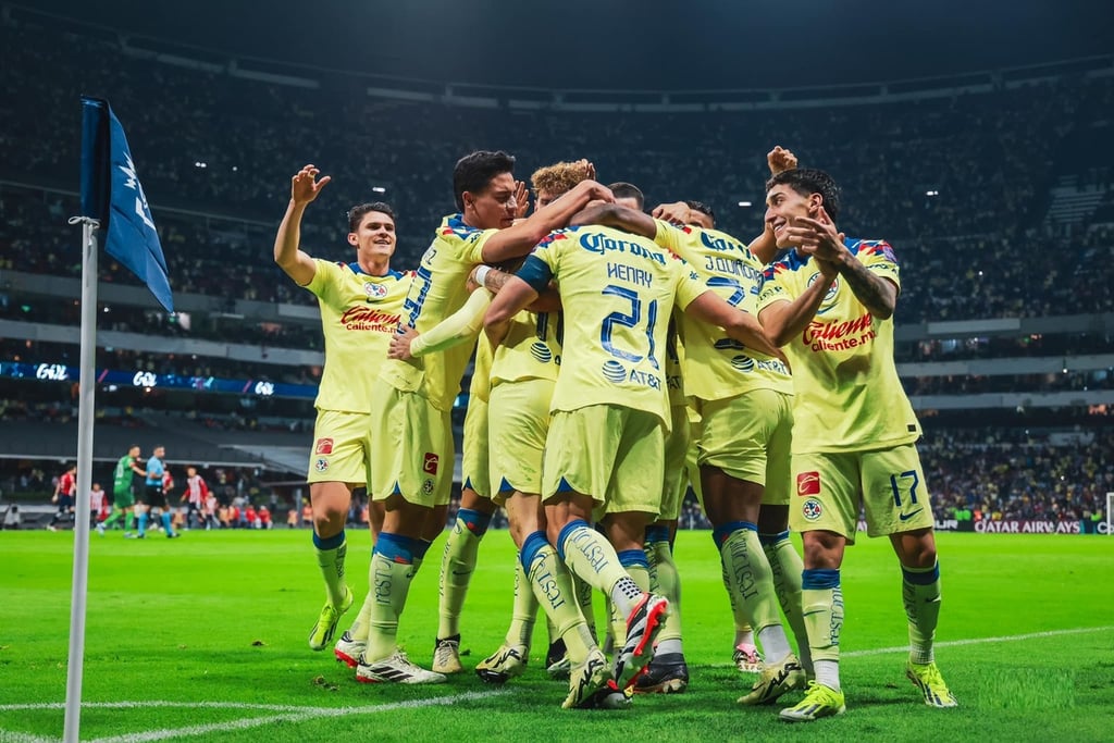 A cuartos. Las Águilas del América cayeron en el estadio Azteca por 2-3 ante las Chivas de Guadalajara, pero se clasificaron a los cuartos de final de la Cooncacaf.