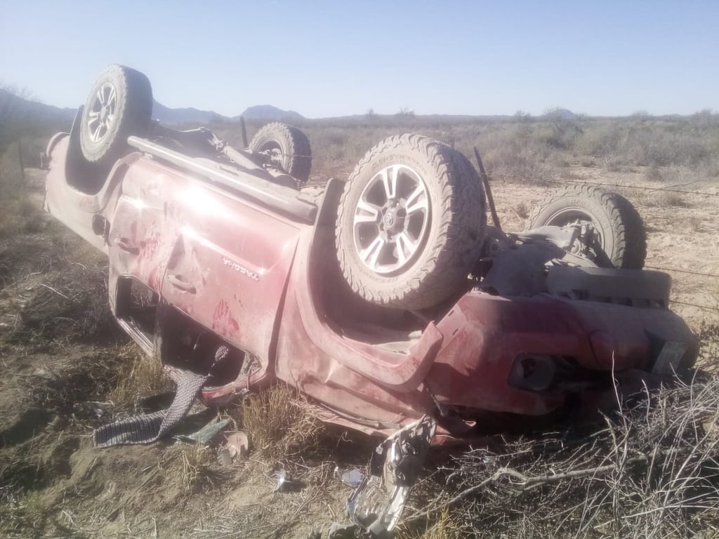 Par de mujeres vuelcan en camioneta, en Mapimí