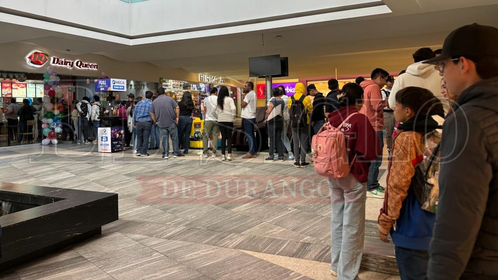 No, no es la fila del banco del Bienestar, ¡es la 'cola' para conos gratis en Durango!