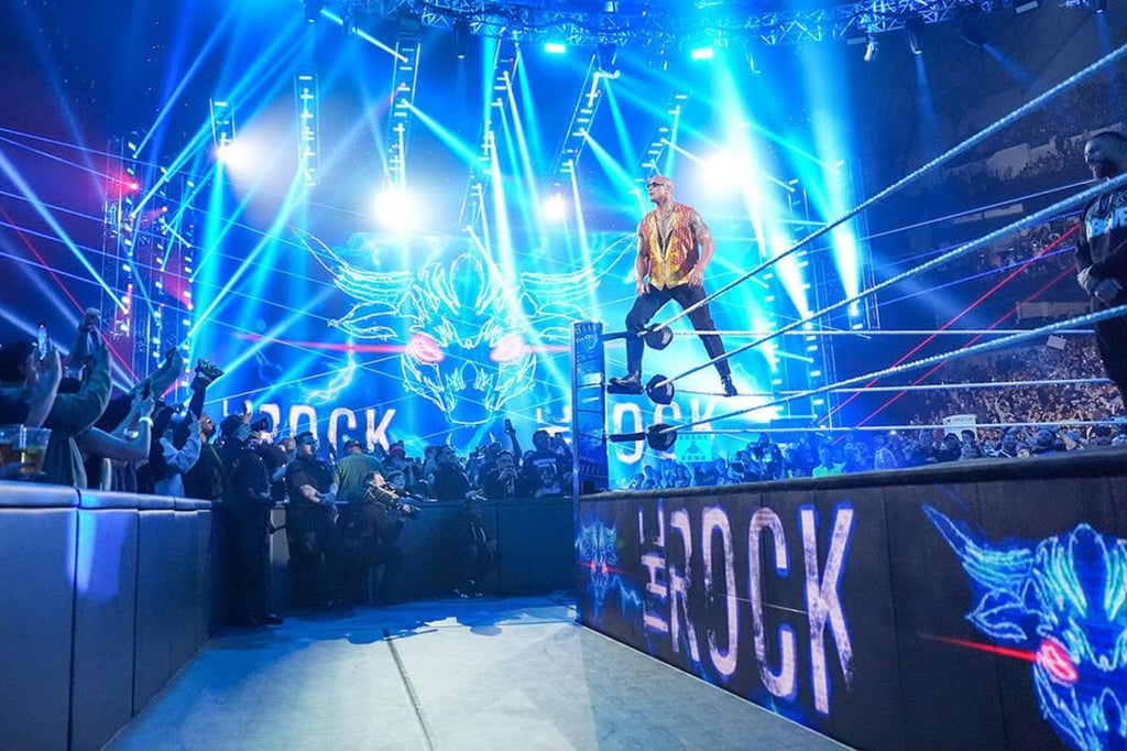 Grandioso. The Rock a punto de dar una promo.