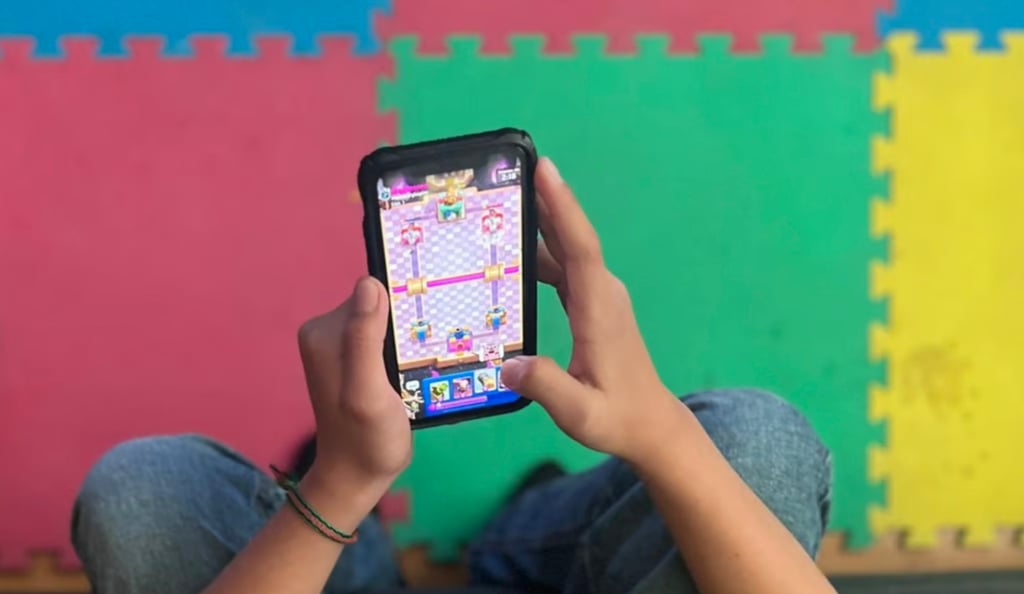 Advierten sobre uso de celular en niños