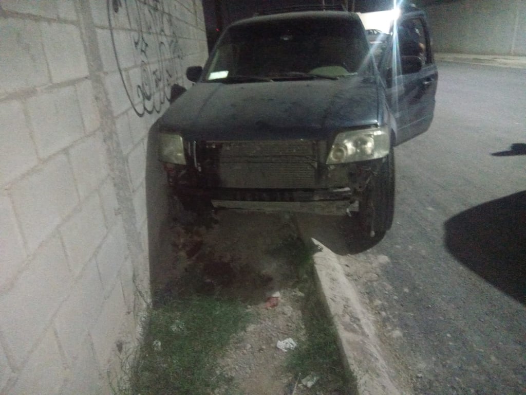 Conductor ebrio impacta su camioneta contra barda en Gómez Palacio