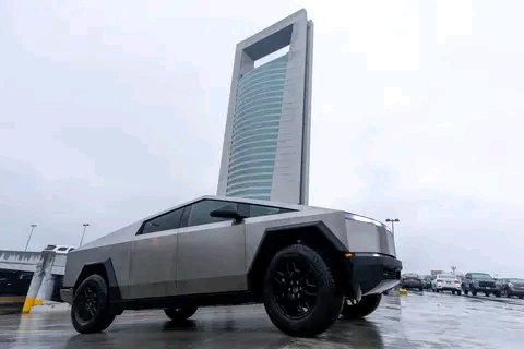 Samuel García presume la primera Cybertruck que llegó a México