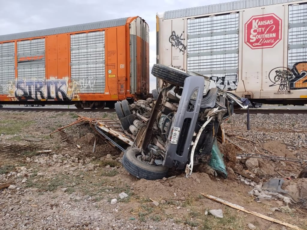 Accidente. Tren impacta a un tráiler con vacas en el ejido El Recuerdo de Gómez Palacio, hubo actos de rapiña.