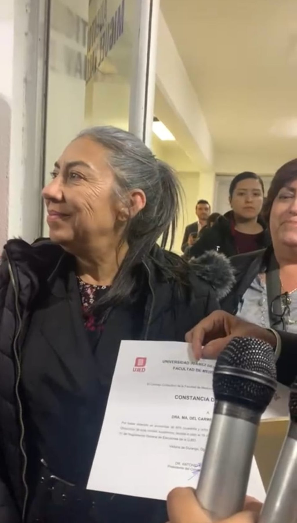 Elección. La doctora al momento de recibir la constancia de mayoría que la acredita como la próxima directora de la FAMEN.