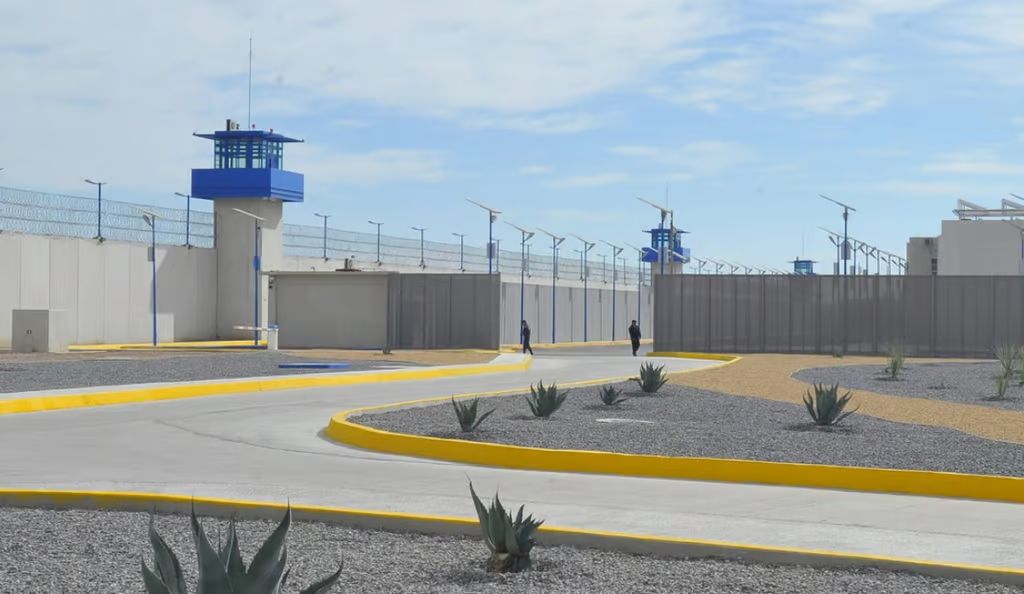 Tres internos del Cefereso someten a par custodios y asesinan a un recluso