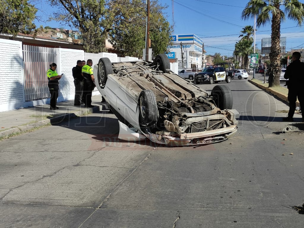 Choque-volcadura en calle Zacatecas deja una mujer lesionada