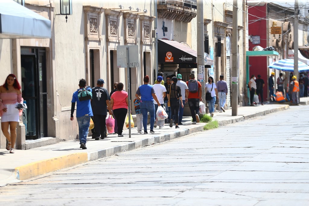 Consumo. En muchas ocasiones las personas compran cosas que no tienen un elevado tiempo de vida útil y que rápidamente se convierten en basura.