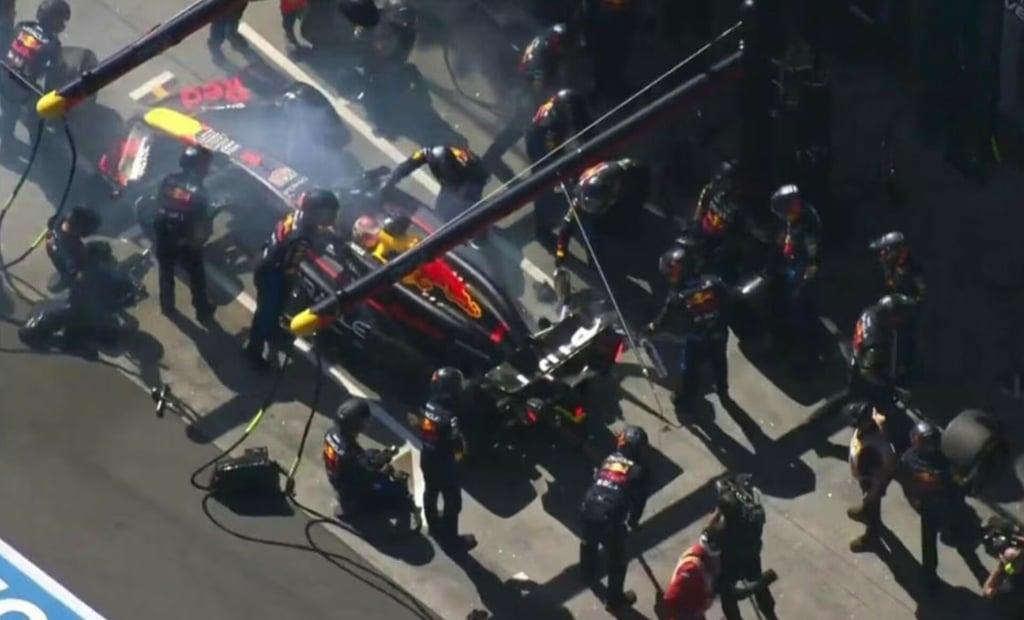 Max Verstappen sufre incendio en su monoplaza y abandona muy temprano el GP de Australia
