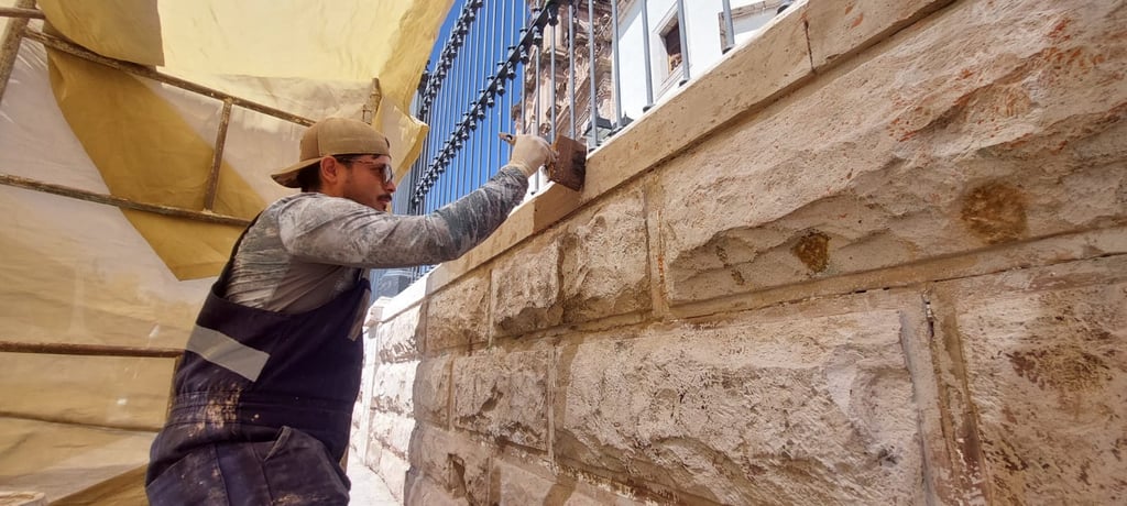 Proceso. Momentos en que uno de los trabajadores del INAH instalan la capa protectora que a simple vista parece pintura, pero no lo es, este sellador se hace con productos naturales, sin químicos.