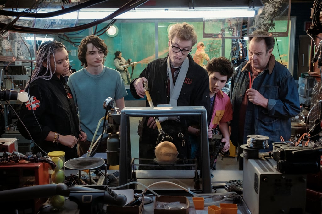En esta imagen proporcionada por Columbia Pictures, de izquierda a derecha, Celeste O'Connor, Finn Wolfhard, James Acaster, Logan Kim y Dan Aykroyd en una escena de 'Ghostbusters: Frozen Empire'. (Jaap Buitendijk/Columbia Pictures/Sony vía AP)


