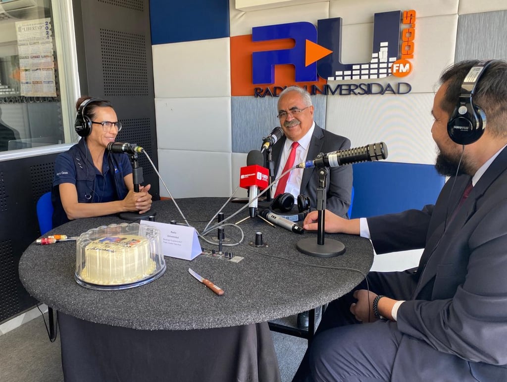Festejo. En brindis con el personal de Radio UJED, el director agradeció su visita a la estación que transmite en el 100.5 F.M.