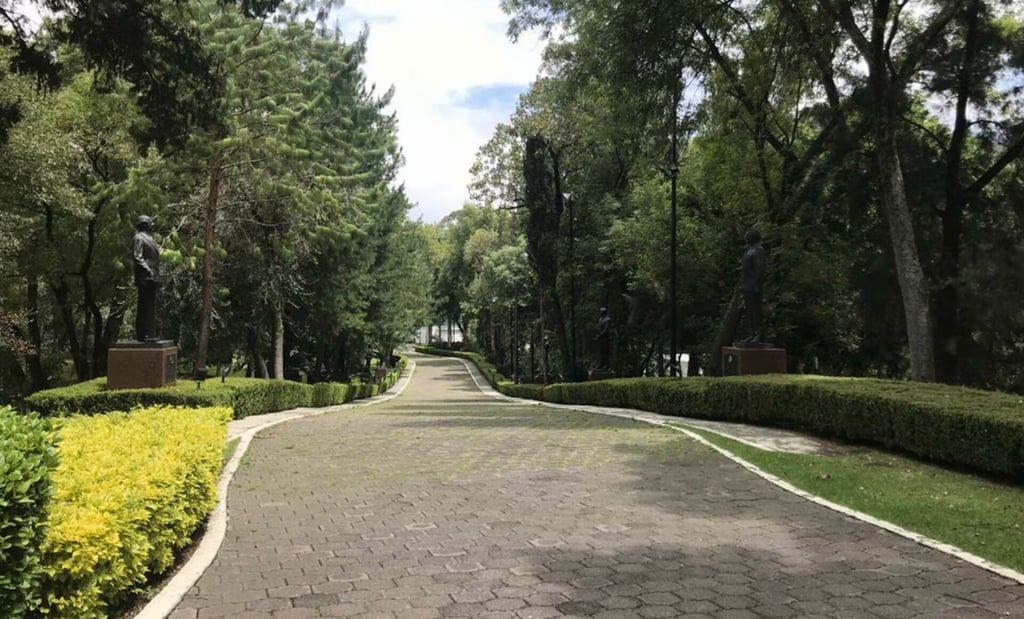 'No va a ayudar en nada', dice AMLO sobre estatua de Calderón que piden retirar de Los Pinos