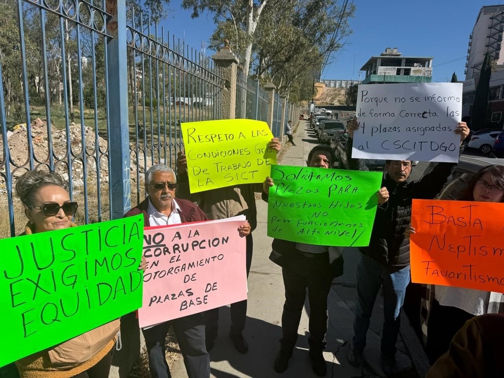 Movilización. La mañana de este martes los trabajadores sindicalizados se manifestaron a las afueras de las oficinas de la SICT.