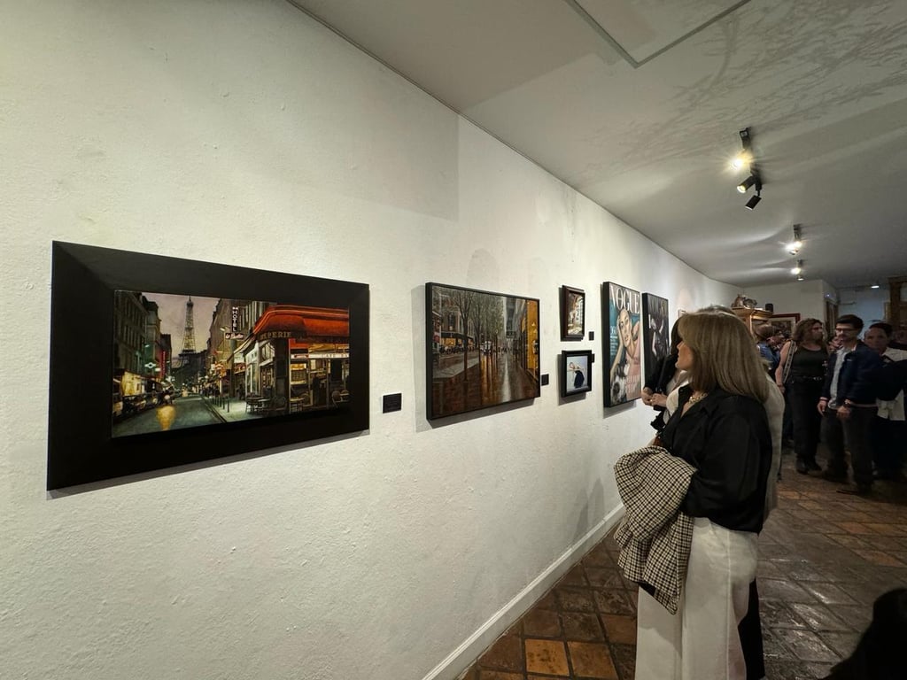 Antonio Casas expone parte de su colección de pinturas basadas en portadas de Vogue.