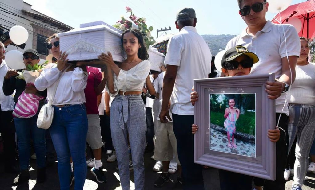 Tras la furia, la tristeza; con globos blancos dan el último adiós a la pequeña Camila