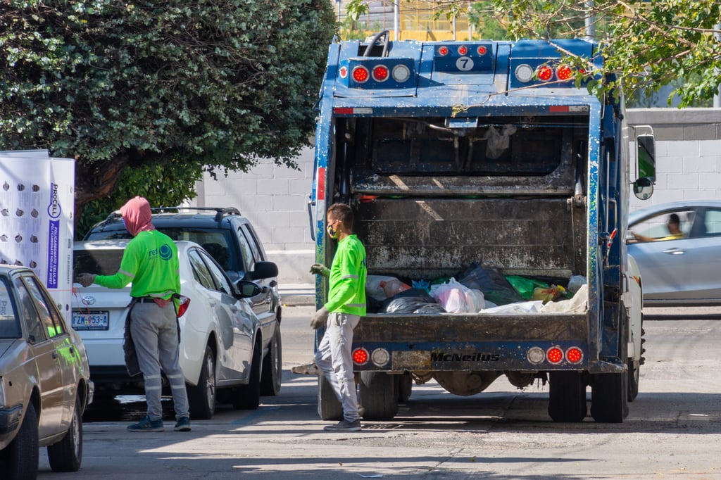Recolección. Durante la Semana Santa, el personal de recolección de basura sigue laborando normal en las rutas y horarios ya establecidos.