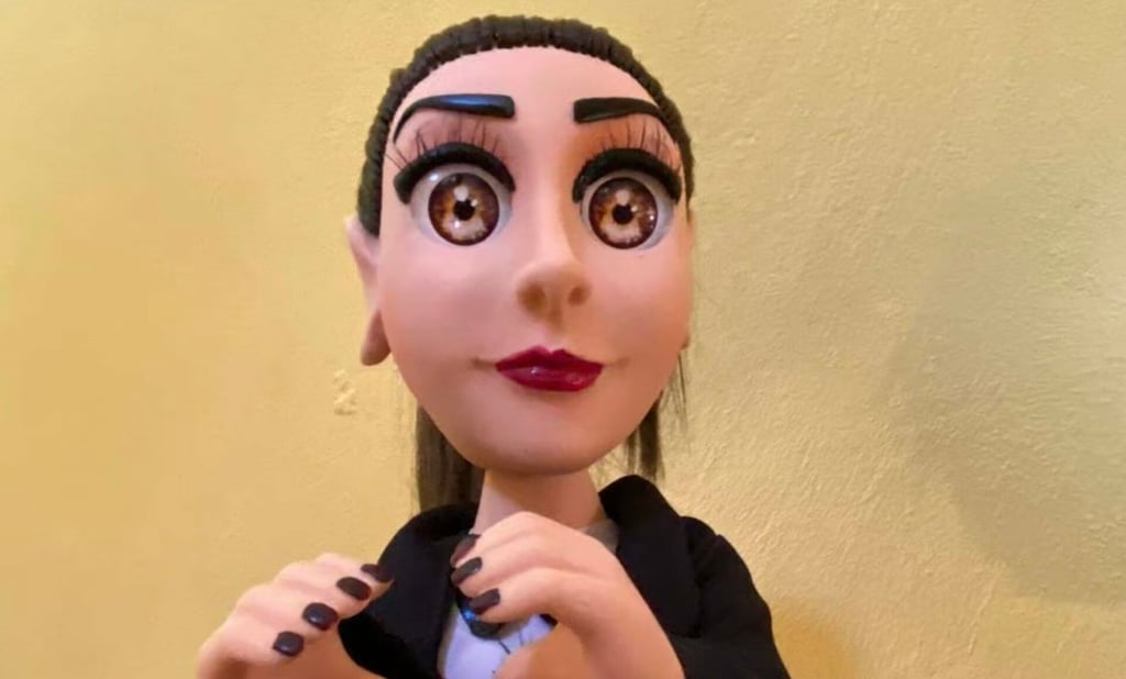 Venden muñeca 'Claudita' con banda presidencial y frases electorales