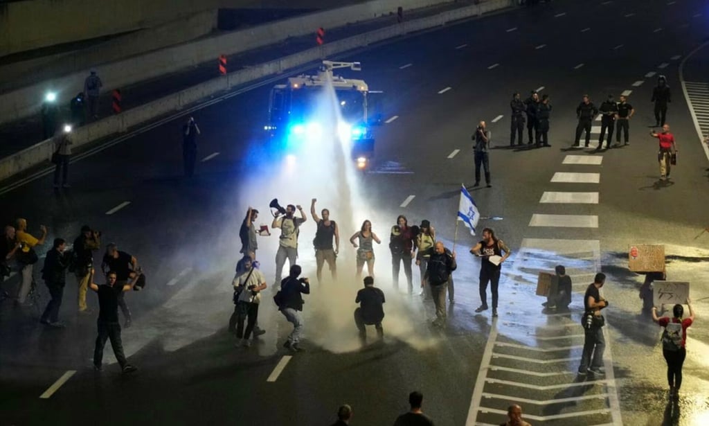 Manifestantes antigubernamentales marchan hacia la residencia de Netanyahu