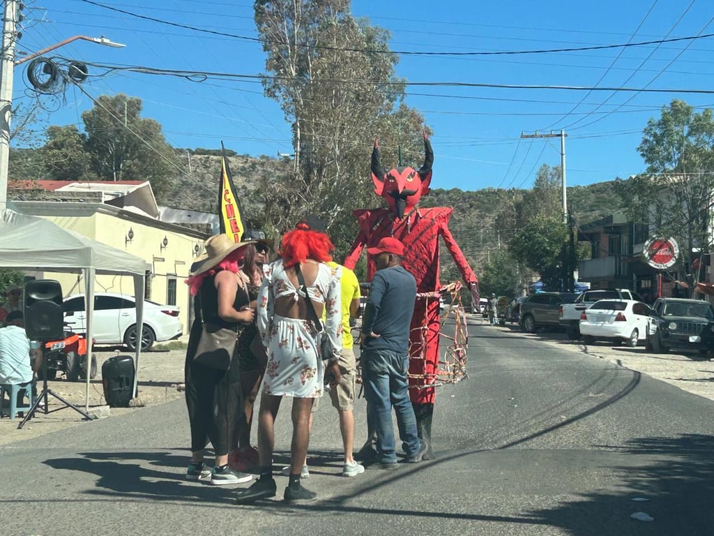 Quema. Durante el Domingo de Resurrección se queman los Judas en los distintos poblados, pero un día antes se pide cooperación.
