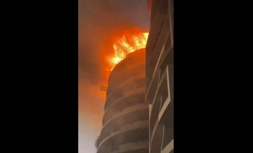 Mazatlán: se incendia edificio en Playa Brujas