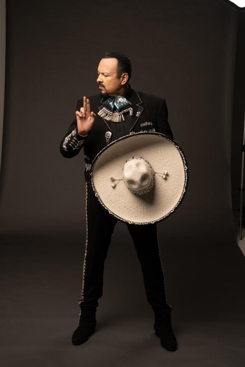 Lanzamiento. El cantautor presentó el tema a unos días de haber iniciado su gira 'Jaripeo hasta los huesos'.