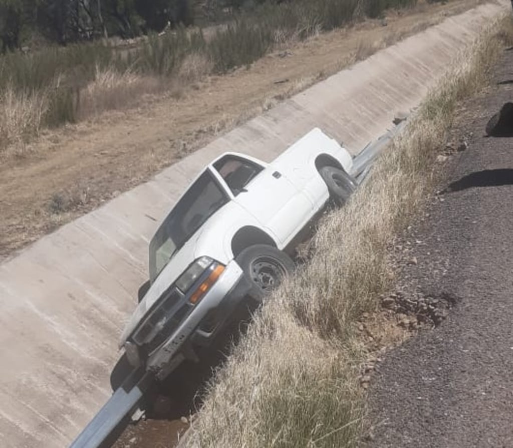 Percance. Por un descuido, un varón terminó con todo y camioneta adentro de un canal de riego por el camino al poblado Dolores Hidalgo.