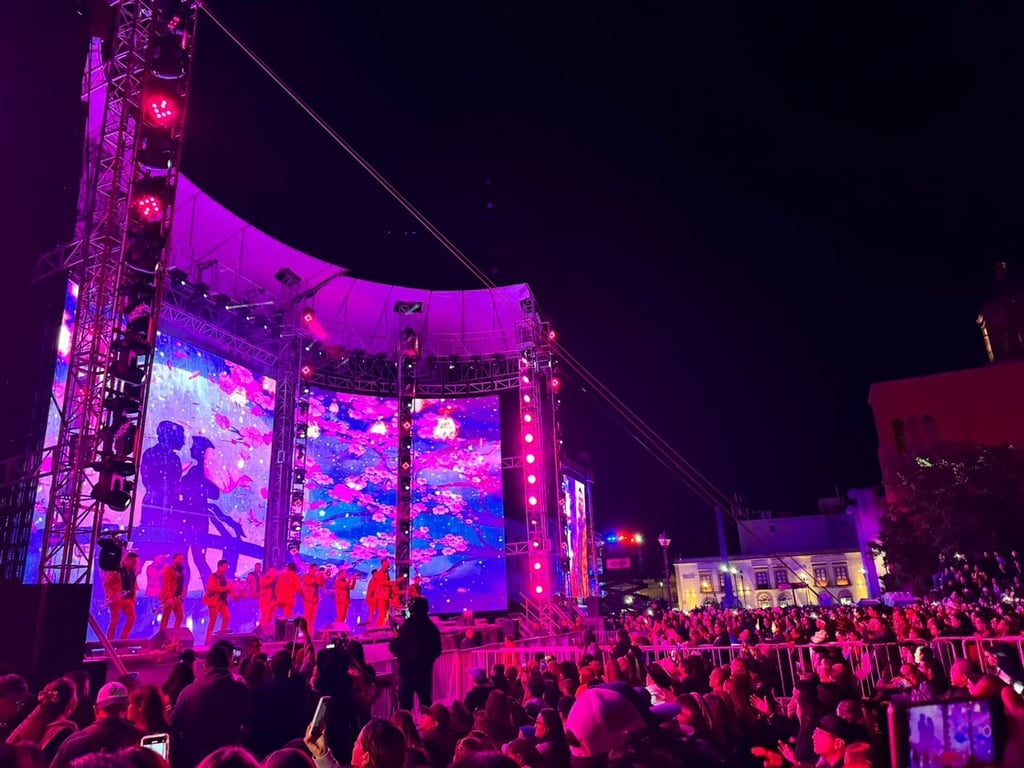 Seguidores. Los fans de la agrupación llegaron a la plaza desde la tarde para poder apreciar el concierto desde cerca. Éxitos. La banda cantó sus temas más conocidos, como 'La mejor de todas', 'Te presumo', 'Deja' y 'Vas a llorar por mí'.