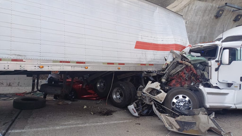 La 'Súper' vuelve al cierre de circulación tras accidente aparatoso entre tráileres y auto 