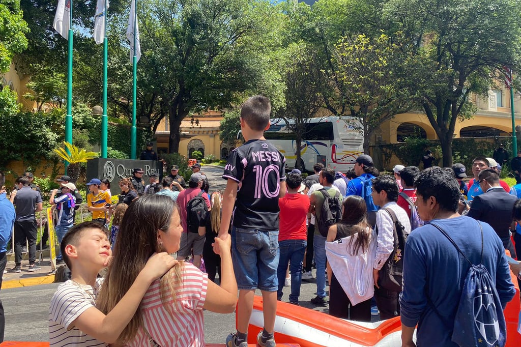 Emoción.  La llegada del astro del Inter Miami, Lionel Messi, emociona a los aficionados de Monterrey, que presumen el '10' en camisetas de sus equipos. 