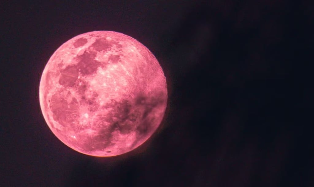 ¿Qué es y cuándo ver la Luna Rosa 2024?
