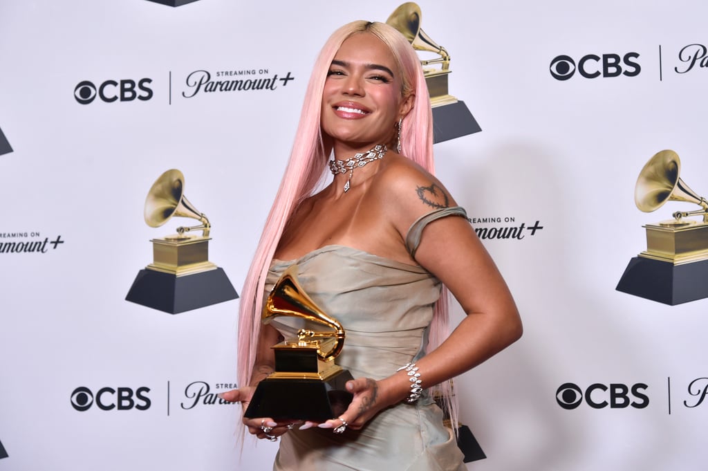 ARCHIVO - Karol G posa en la sala de prensa con el premio al mejor ábum de música urbana por 'Mañana será bonito' en la 66a entrega anual de los Grammy el 4 de febrero de 2024, en Los Angeles. La edición 2024 de los Latin Grammys regresará a Miami en noviembre. (Foto Richard Shotwell/Invision/AP, archivo)