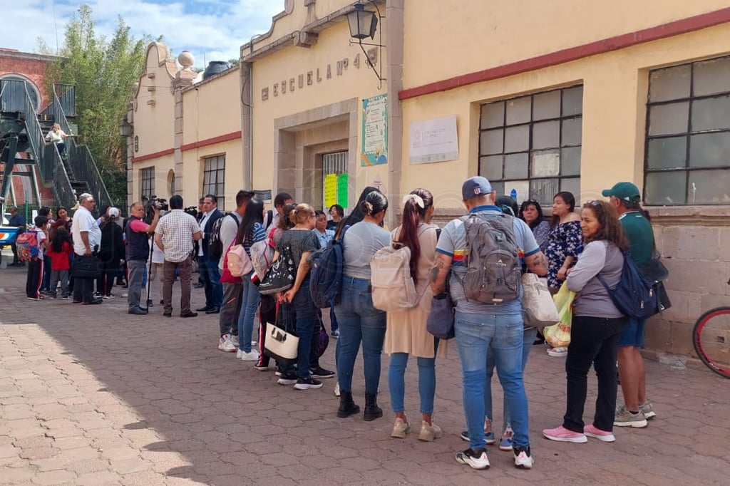 Padres de familia cierran la primaria José Ramón Valdez; exigen la salida de la directora