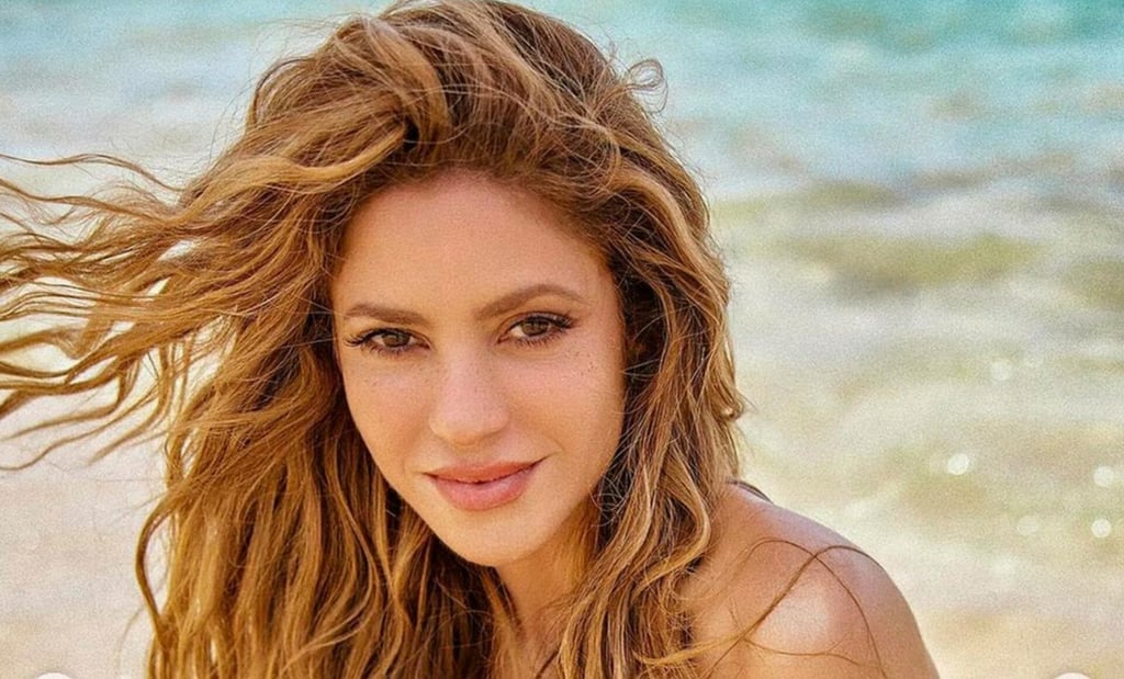 Shakira brilla con sexy vestido cut out en honor a Roberto Cavalli