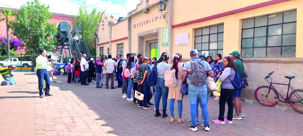 Cierre. La Sociedad de Padres de Familia de la Escuela Primaria José Ramón Valdez cerró la escuela porque la Directora tomó represalias con una maestra solo porque no la apoyó a ella y sí a los padres de familia con la idea del festival del Día del Niño y la puso a disposición de la SEED.