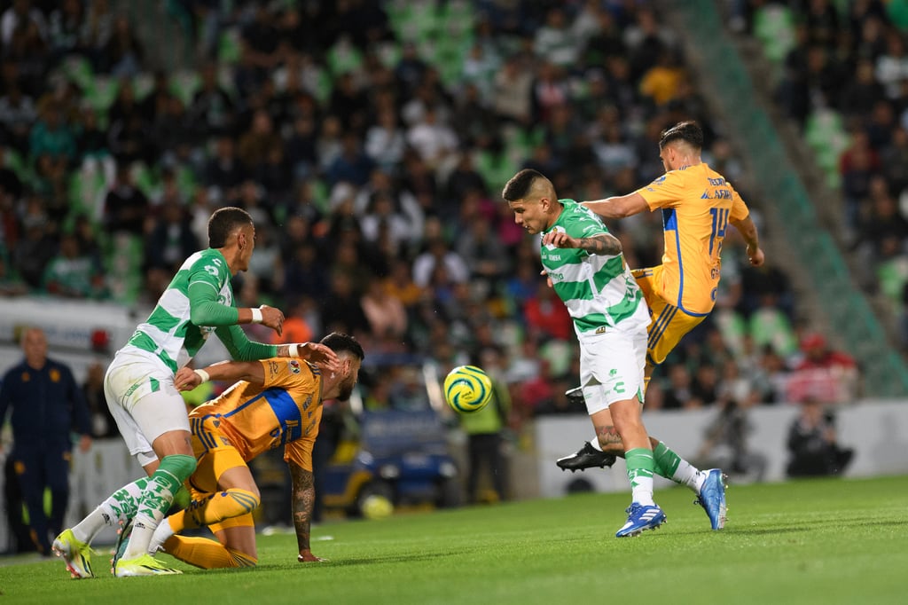 El argentino Bruno Amione, es de lo poco rescatable de Santos Laguna en el torneo de la Liga MX.