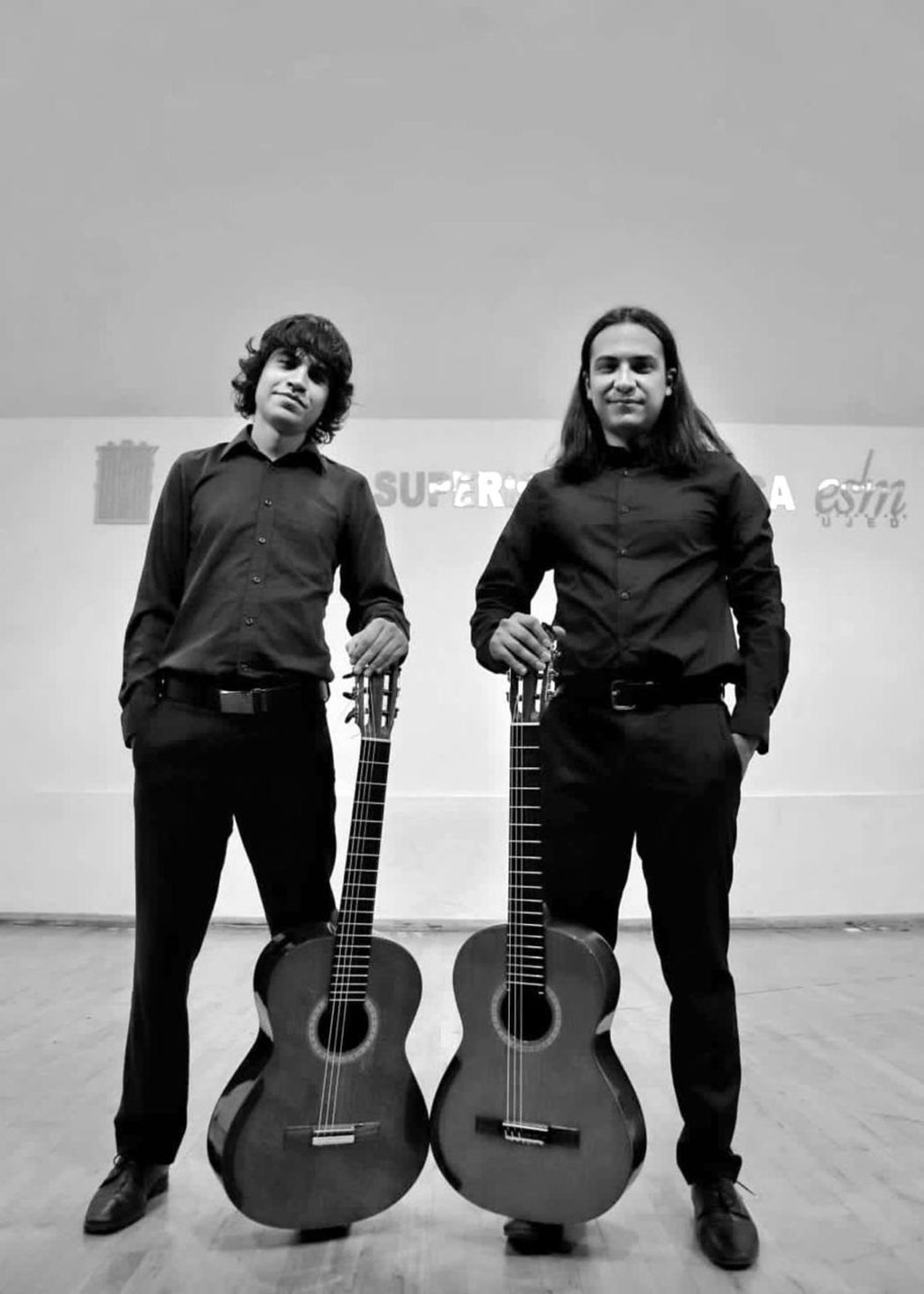 Trayectoria. El Dúo Durango está conformado por los guitarristas Carlos Quiñones Villalobos e Iván Alberto Millsaps Núñez, egresados de la Escuela Superior de Música de la UJED, quienes iniciaron el dúo en agosto del año 2021 bajo la tutela del maestro Leonardo Lombar.