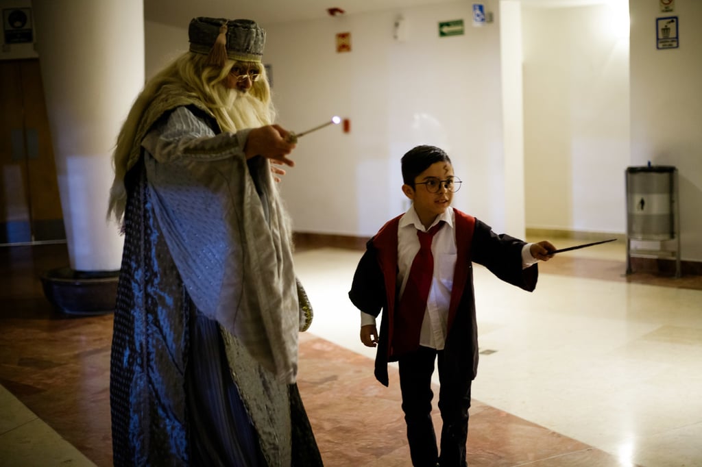 Disfrutan. En el vestíbulo hubo actores caracterizados de personajes como Albus Dumbledore.
